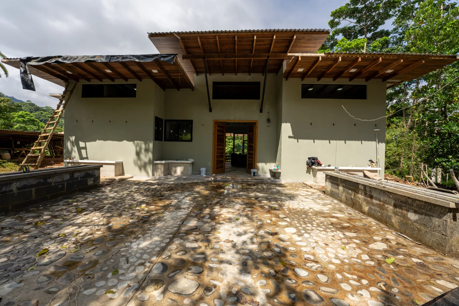 Referencia de construcción en Casa Cielo, con terraza cubierta y techo de madera